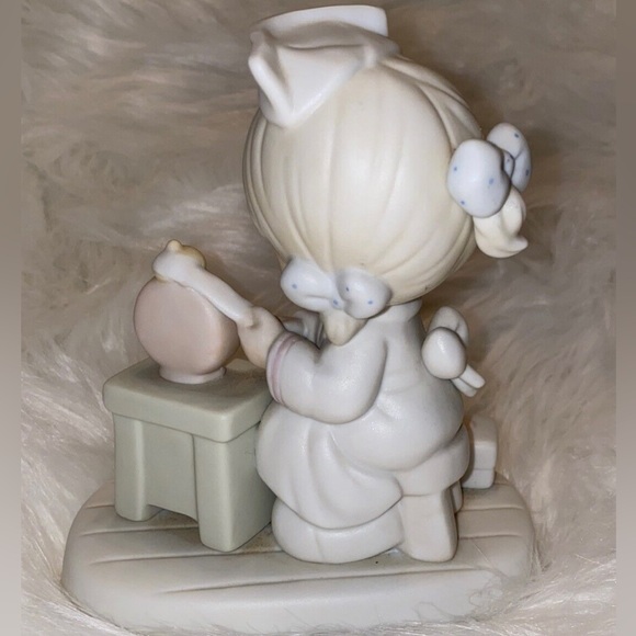 Retired Precious Moments figurine “Time Heals” - Picture 7 of 7